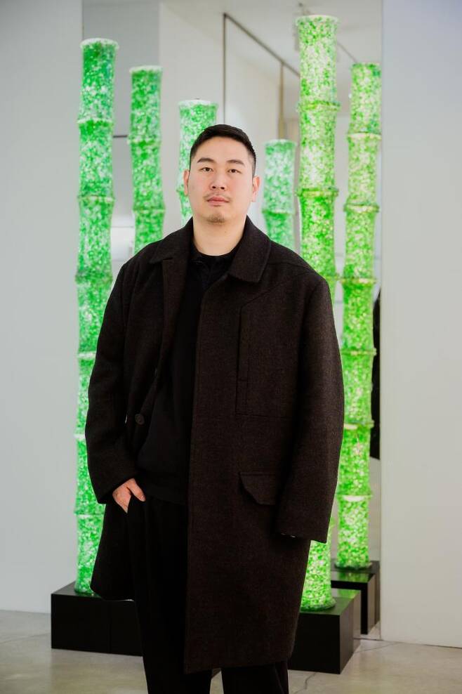 2024년 용의 해를 기념해 중국 아티스트 션 우(Sean Wu)와 협업한 작품이 루이자비아로마 피렌체 플래그십 스토어에 설치되었다.