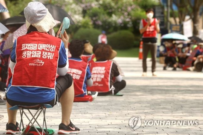 연세대학교 청소·경비노동자들이 19일 오전 서울 서대문구 연세대학교 백양관 앞에서 생활임금 쟁취를 위한 투쟁 집회를 하고 있다. 2022.7.19 jin90@yna.co.kr