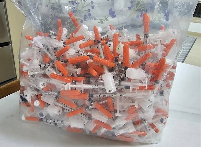 8살 세린이가 일주일 동안 집과 학교에서 인슐린 투약에 사용한 주사기들. 학교에 있을 때 세린이는 보건실에서 보건선생님의 지도 아래 스스로 인슐린 주사를 놓고 있다. 최예린 기자
