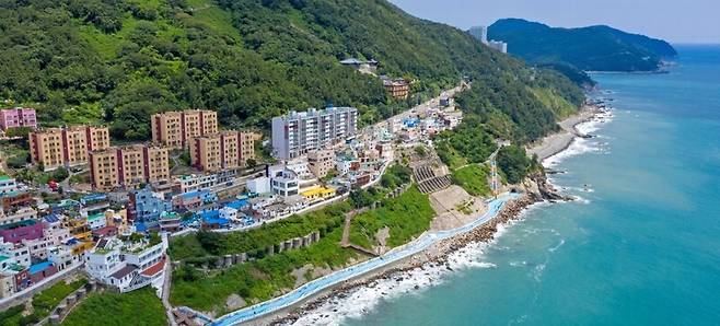 맑은 날 ‘흰여울 문화마을’ 전경. 부산관광공사 제공