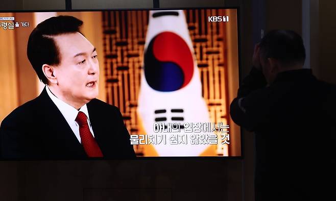 7일 오후 서울역 대합실에서 시민들이 KBS를 통해 녹화 방송되고 있는 윤석열 대통령의 특별 대담을 시청하고 있다. 연합뉴스