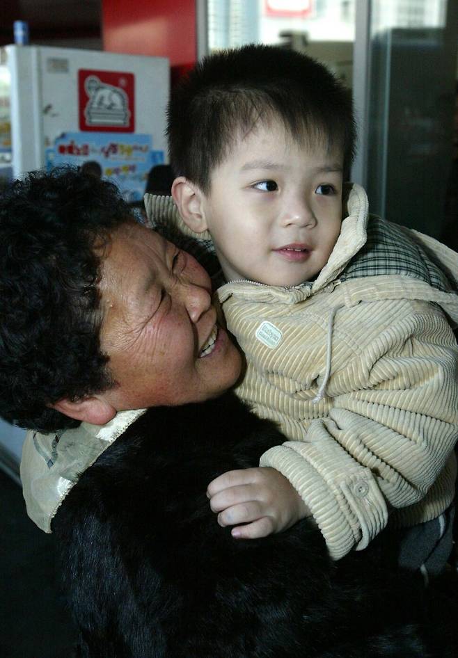 2005년 2월 서울 강남 고속버스터미널에서 설 연휴를 맞아 역귀성을 온 한 할머니가 마중 나온 손자를 안고 반가워하고 있다. 한겨레 자료사진