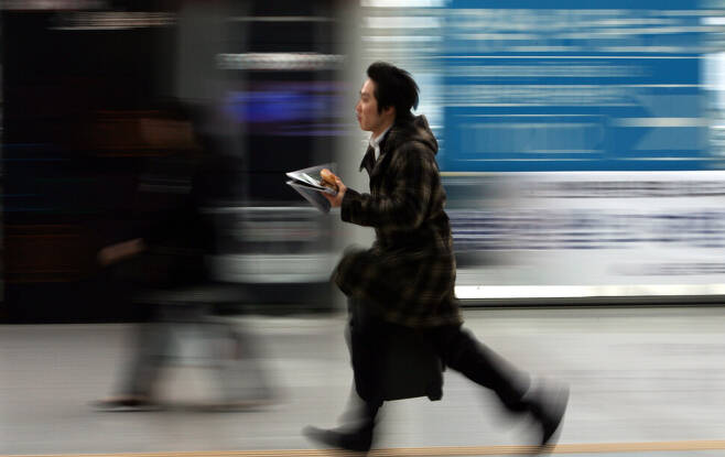 2008년 2월 5일 서울역에서 한 귀성객이 기차를 타기 위해 뛰고 있다. 김봉규 선임기자