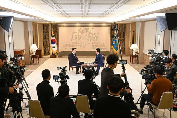 윤석열 대통령이 지난 4일 서울 용산 대통령실에서 한국방송(KBS)과 대담하고 있다. 대통령실 제공