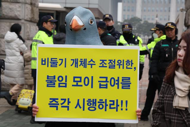 지난달 3일 서울 여의도 국회 앞에서 한국동물보호연합과 승리와 평화의 비둘기를 위한 시민 모임은 야생생물법 개정 규탄 기자회견을 열었다. 뉴시스