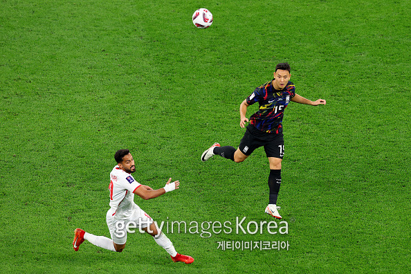 7일 아흐마드 빈 알리 스타디움에서 열린 2023 AFC 아시안컵 4강전 한국과 요르단의 경기. 정승현(오른쪽)이 알타마리와 경합을 벌이고 있다. 사진=게티이미지