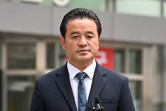 기부행위 등 공직선거법 위반 혐의를 받는 더불어민주당 임종성(경기 광주시을) 의원이 2023년 11월 1일 경기도 수원지방법원에서 열린 항소심 공판을 마치고 나오고 있다. [사진=뉴시스]