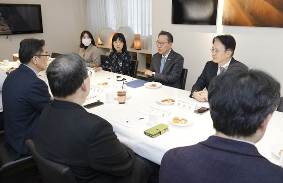 박민수 보건복지부 제2차관이 7일 서울 중구 소재한 달개비에서 심장내과 전문의들을 만나 현장의 애로사항을 청취하고 있다. 연합뉴스