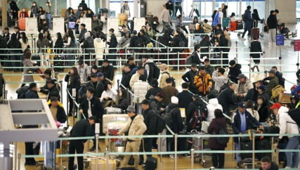 설 연휴를 하루 앞둔 8일 인천국제공항 제1여객터미널 출국장이 이용객들로 붐비고 있다. 사진=뉴스1