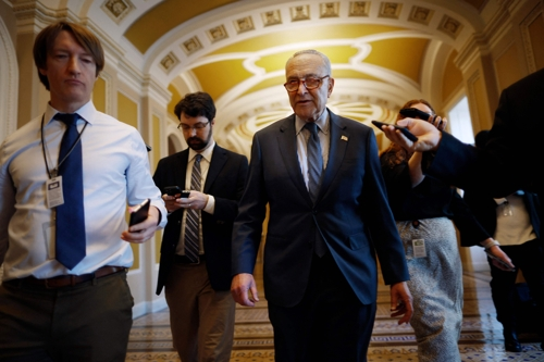 척 슈머 민주당 상원 원내대표가 7일(현지시간) 국경 강화와 우크라이나 지원 예산을 한 데 묶은 안보 예산안 패키지 관련 표결이 부결된 이후 본회의장을 나서면서 기자들의 질문에 답하고 있다. 게티이미지/AFP연합뉴스