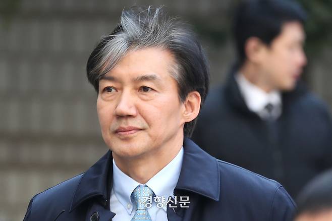 자녀 입시 비리와 청와대 감찰 무마 등의 혐의로 1심에서 실형을 선고받은 조국 전 법무부 장관이 8일 서울고등법원에서 열리는 항소심 선고공판에 출석하고 있다. 한수빈 기자