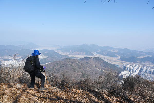 청룡산 끝봉에서 보는 창원의 산과 주남저수지 무릉·감계아파트 단지.