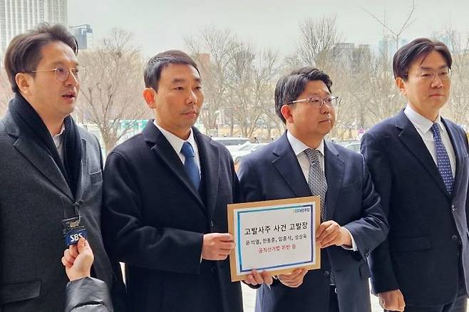 고발사주 사건 관련 윤석열 대통령과 한동훈 국힘 비대위원장을 고발한 (왼쪽부터)전용기 국회의원, 김용민 국회의원, 전병덕 변호사, 김성진 변호사. 더불어민주당