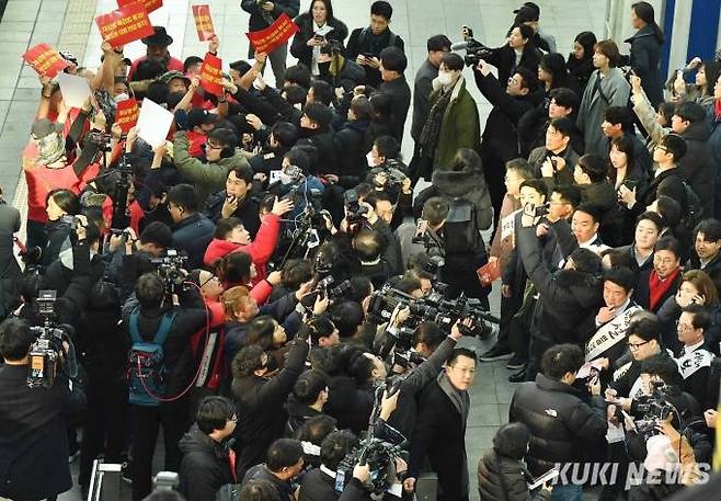 한동훈 국민의힘 비상대책위원장이 8일 오전 서울역에서 고향으로 떠나는 시민들과 인사를 나누고 있는 가운데 해병대 관계자들이 채상병 특검법 통과와 박정훈 대령 탄압 중지가 적힌 피켓을 들고 시위를 하고 있다.