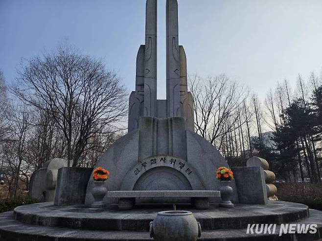 1일 서울 서초구 양재동 매헌 시민의 숲에 마련된 삼풍참사위령탑을 찾았다. 사진=임지혜 기자