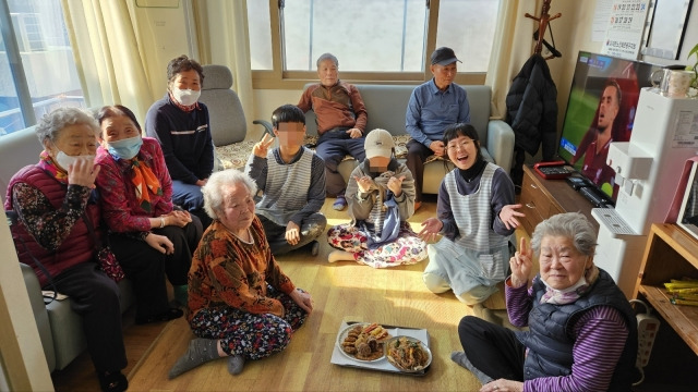 은둔 청년들이 설 연휴를 하루 앞둔 8일 서울 은평구 불광동 한 경로당에 직접 만든 명절 음식을 전달하고 있다. 정신영 기자