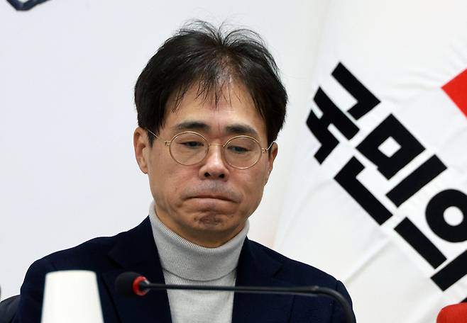 국민의힘 김경율 비상대책위원이 지난 5일 오전 서울 여의도 국민의힘 당사에서 열린 국민의힘 비상대책위원회의에서 생각에 잠겨있다. [사진 = 연합뉴스]
