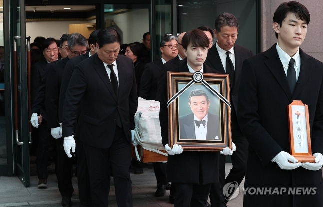 8일 오전 서울 송파구 아산병원 장례식장에서 발인이 엄수되고 있다. 사진ㅣ연합뉴스