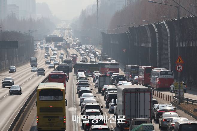 8일 오후 서울 서초구 잠원IC 부근 경부고속도로 하행선( 오른쪽) 들이 정체를 빚고 있다.
설 연휴 기간이 포함된 오는 8∼12일 전국적으로 2852만명이 귀성·귀경이나 여행 등을 위해 이동에 나설 것으로 예상됐다. 출발일은 설 당일(10일)과 다음날(11일)에 집중될 것으로 보인다.2024.02.08[이충우기자]