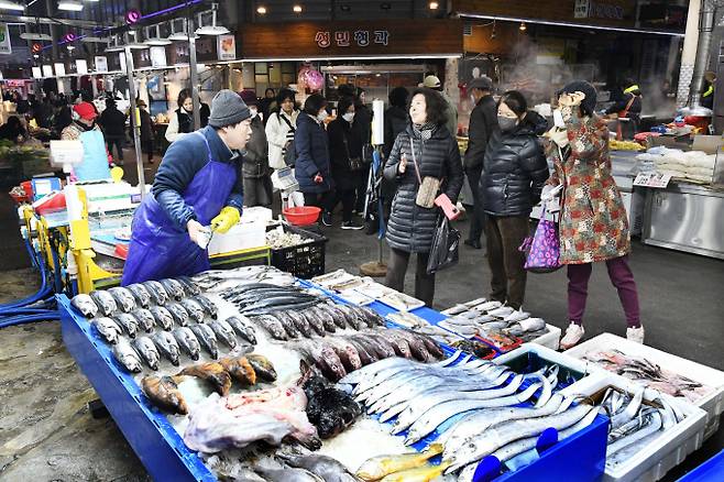 신천동에 있는 시흥 대표 전통시장인 '삼미시장' 설맞이로 모처럼 활기가 가득했다. / 사진제공=시흥시