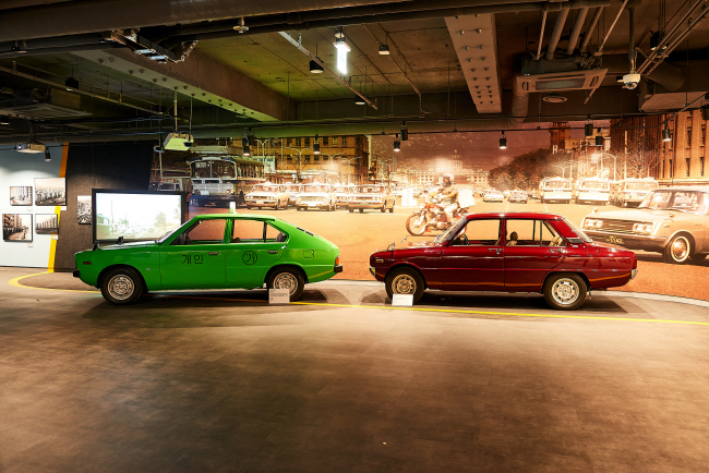 서울생활사박물관에 전시된 1975년에 처음 나온 현대자동차 포니1 택시. 오른쪽은 1974년 기아의 브리사 승용차.