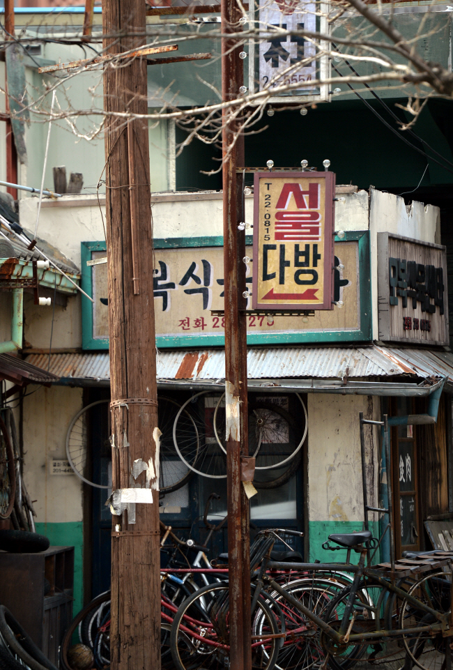 경남  합천영상테마파크의 촬영세트공간. 1980년대 서울 뒷골목 분위기를 감쪽같이 모사해낸 공간이 탄성을 자아낸다.