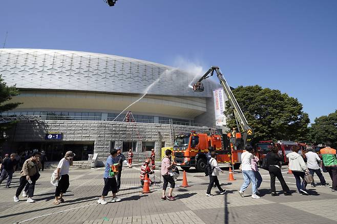 서울시는 행정안전부가 주관한 ‘2023년 재난대응 안전한국훈련’ 평가에서 우수기관으로 선정돼 장관 표창을 수상했다고 8일 밝혔다. 사진은 지난해 재난대응 안전한국훈련 장면.[서울시 제공]