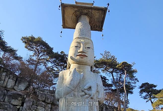 관촉사에 있는 은진미륵. 높이 18m의 거대한 석상이다.