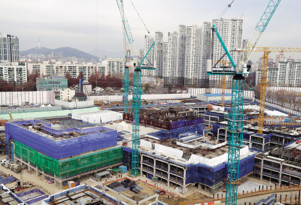 서울 시내 재건축이 한창 진행중인 아파트 단지 모습 [연합]