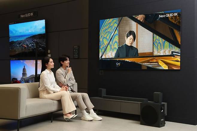 [서울=뉴시스]삼성전자 모델이 삼성스토어 대치점에서 Neo QLED 8K TV로 파이니스트 조성진의 8K 라이브 연주 영상을 감상하고 있다. (사진 = 삼성전자) 2024.02.08. photo@newsis.com   *재판매 및 DB 금지