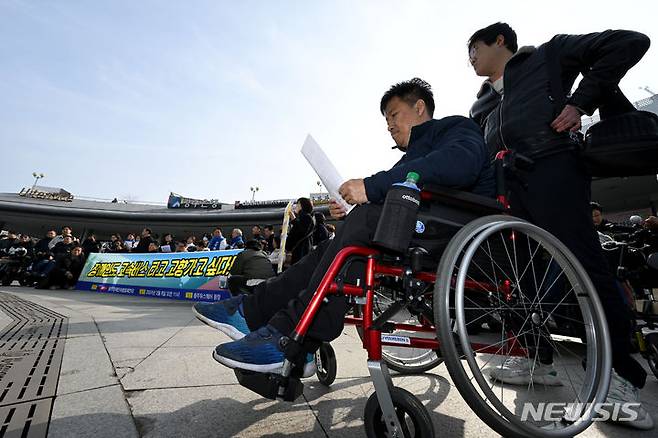 [광주=뉴시스] 이영주 기자 = 광주장애인차별철폐연대 등 지역 장애인 단체들이 설 연휴를 하루 앞둔 8일 오전 광주 서구 광주종합버스터미널에서 기자회견을 열어 장애인 전용 고속버스 도입 등을 촉구하고 있다. 2024.02.08. leeyj2578@newsis.com