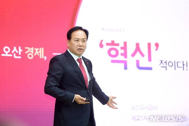 [오산=뉴시스] 이권재 오산시장이 '2024 현장순회 시민간담회에서 주요 시정운영 방향에 대해 설명하고 있다. (사진=오산시 제공) 2024.02.08. photo@newsis.com