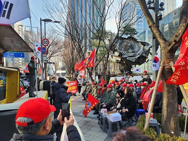 [포항=뉴시스] 강진구 기자 = 포스코지주사 본사·미래기술연구원 포항이전 범시민대책위원회(위원장 강창호) 소속 대책위원과 대한민국 호국총연합회(회장 윤항중) 소속 회원 등 100여 명은 8일 오전 서울 포스코센터에서 포스코CEO후보추천위원회(후추위)의 CEO 추천 활동 즉각 중단과 자진 해체 등을 요구하며 연대 집회를 개최했다.(사진=포스코범대위 제공) 2024.02.08.photo@newsis.com *재판매 및 DB 금지