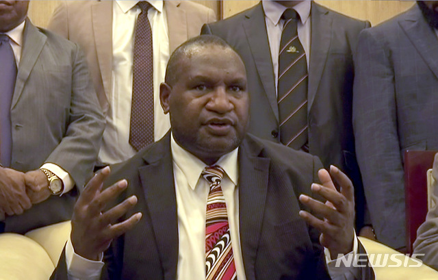 【포트 모레스비(파푸아뉴기니)=AP/뉴시스】 제임스 마라페 파푸아뉴기니 총리가 호주 의회에서 연설한 최초의 태평양 지역 지도자가 됐다. 사진은 2019년 5월30일 새로 취임한 제임스 마라페 파푸아뉴기니 총리가 기자들과 이야기하고 있는 모습. 2024.02.08.