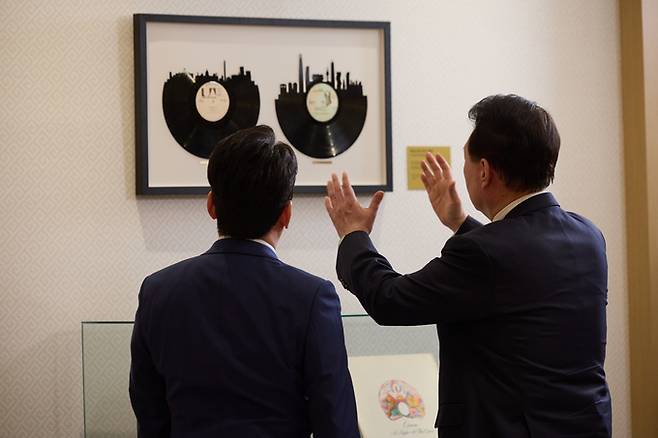 윤석열 대통령이 지난 4일 서울 용산 대통령실 청사에서 가진 KBS '특별대담 대통령실을 가다' 녹화를 마친 뒤 박장범 KBS 앵커에게 지난해 4월 미국 국빈 만찬 시 토니 블링컨 미 국무장관이 증정한 레코드판을 소개하고 있다. 연합뉴스