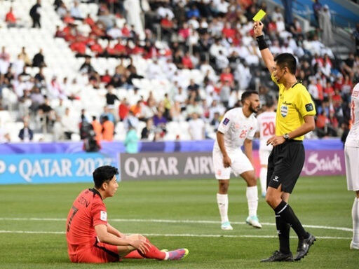 지난 1월15일(한국시각) 열렸던 조별리그 E조 1차전 대한민국과 바레인의 경기에서 손흥민에게 옐로카드를 내미는 마닝 주심. 도하=뉴스1