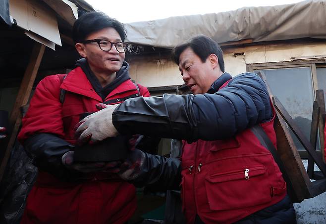국민의힘 한동훈 비상대책위원장이 2월8일 오전 서울 노원구 백사마을에서 열린 '따뜻한 대한민국만들기 국민동행' 사랑의 연탄 나눔 행사에서 봉사활동을 하고 있다. ⓒ공동취재