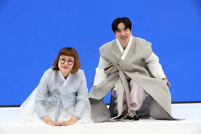 KBS2 ‘개콘-데프콘 어때요’ 코너 출연 개그우먼 조수연- 개그맨 신윤승이 지난 3일 서울 강서구의 한 스튜디오에서 한복을 차려 입고 설 인사를 하고 있다. 사진 정지윤 선임기자·한복협찬 옷이날개