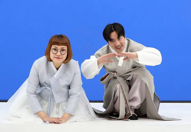 KBS2 ‘개콘-데프콘 어때요’ 코너 출연 개그우먼 조수연- 개그맨 신윤승이 지난 3일 서울 강서구의 한 스튜디오에서 한복을 차려 입고 설 인사를 하고 있다. 사진 정지윤 선임기자·한복협찬 옷이날개