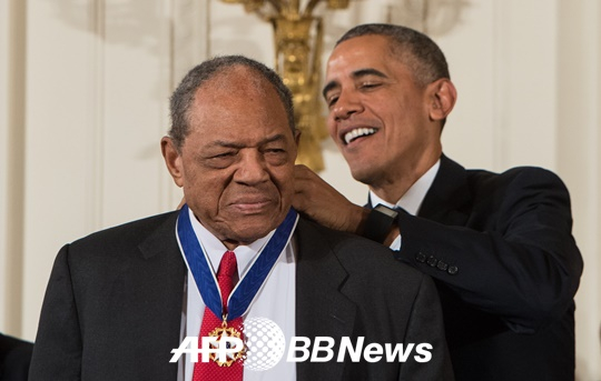 윌리 메이스(왼쪽)가 2015년 11월 24일 버락 오바마 미국 대통령으로부터 대통령 자유훈장을 받고 있다. /AFPBBNews=뉴스1