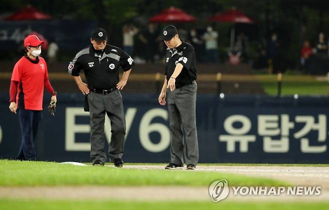 의논하는 심판들 [연합뉴스 자료사진]