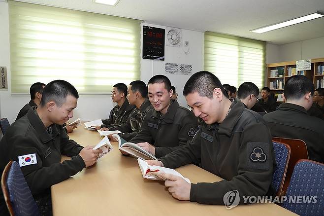 국방부, 병사들에게 '플리스형 재킷' 보급 (서울=연합뉴스) 육군 36사단 신병교육대대 소속 병사들이 플리스형 재킷을 입고 생활하고 있다.
    국방부는 올해 1월부터 입대 병사들에게 플리스형 재킷을 보급하고 있으며, 1월 초 입대한 병사들은 2월 8일부터 설 연휴 전후로 자대에 배치, 플리스형 재킷과 함께 자대에서의 따뜻한 병영생활을 이어간다. 2024.2.8 [국방부 제공. 재판매 및 DB 금지] photo@yna.co.kr