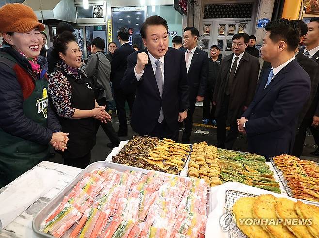 윤석열 대통령, 설 앞두고 전통시장 찾아 상인 격려