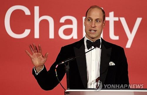 자선단체 행사에 참석한 윌리엄 왕세자 (AFP=연합뉴스) = 윌리엄 영국 왕세자가 7일(현지시간) 런던의 에어 앰뷸런스 자선단체 행사에 참석해 발언하고 있다. 2024.2.7