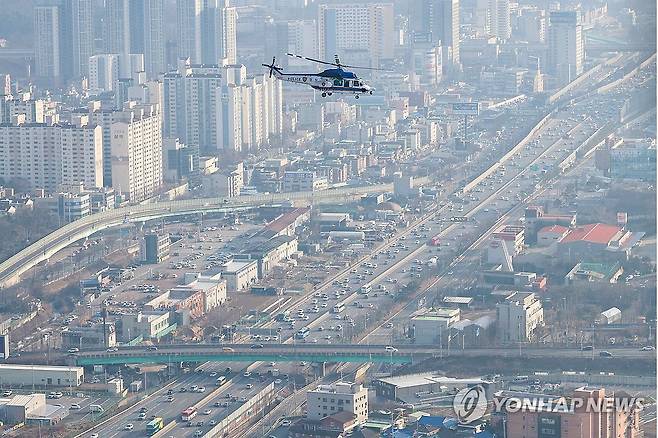 설 연휴 귀성길 경부고속도로 정찰하는 경찰 헬기 [연합뉴스 자료사진]