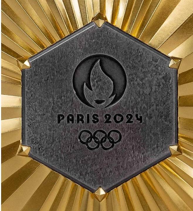 파리올림픽 금메달 뒷면. 프랑스를 상징하는 육각형의 에펠탑 조각이 포함됐다. [파리올림픽조직위 홈페이지 캡처. 재판매 및 DB 금지]