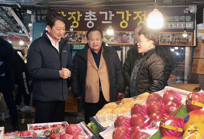 안덕근 산업통상자원부 장관(왼쪽)이 설 명절을 앞둔 지난 7일 서울 종로구 광장전통시장에서 관계자들과 과일 상점을 둘러보고 있다. 안 장관은 이 자리에서 온누리 상품권으로 과일, 고기 등 설 성수품을 사서 인근 복지시설청운노인요양원에 전달했다. (사진=산업부)