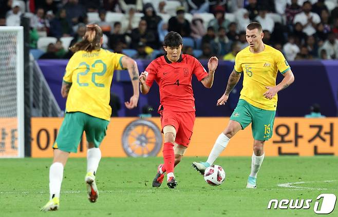 대한민국 김민재가 2일(현지시간) 카타르 알와크라 알자누브 스타디움에서 열린 2023 아시아축구연맹(AFC) 카타르 아시안컵 8강전 호주와 대한민국의 경기에서 호주 듀크의 공격을 수비하고 있다. 2024.2.3/뉴스1 ⓒ News1 김성진 기자