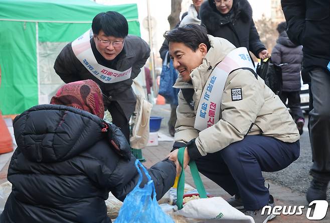 김진태 강원도지사가 설 연휴 첫날인 9일 춘천 애막골 새벽시장을 방문해 상인들과 이야기를 나누고 있다.(강원도 제공) 2024.2.9/뉴스1