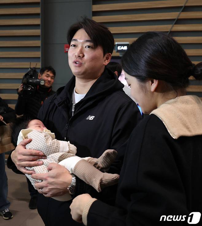 미국 프로야구 메이저리그(MLB) 샌디에이고 투수 고우석이 9일 오후 인천국제공항 제2터미널을 통해 미국으로 출국하기 전 아이를 안고 있다. 2024.2.9/뉴스1 ⓒ News1 장수영 기자